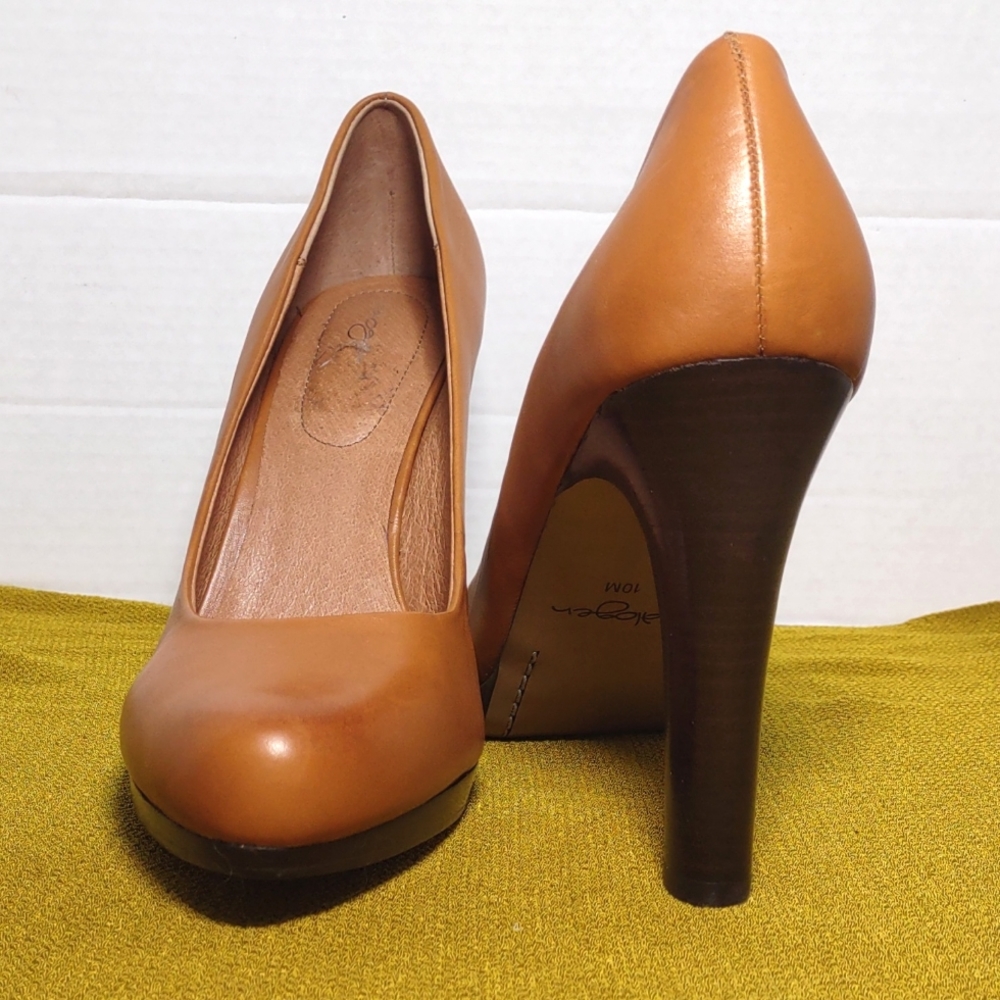 Size 10 Camel Leather pumps